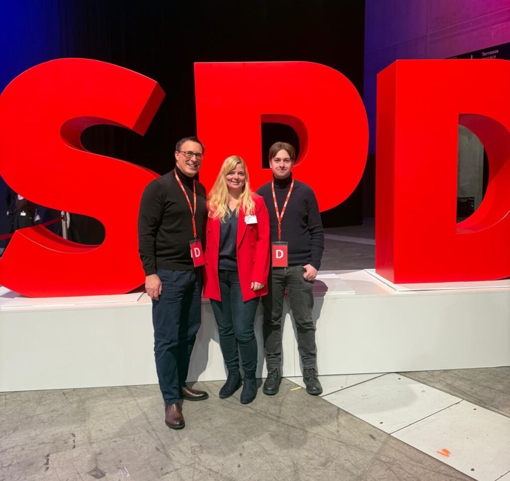 Bundestagsabgeordneter Sören Bartol, SPD-Vorsitzende Ebsdorfergrund Patricia Grähling und Juso-Vorsitzender David Ritz beim Parteitag der SPD in Berlin.