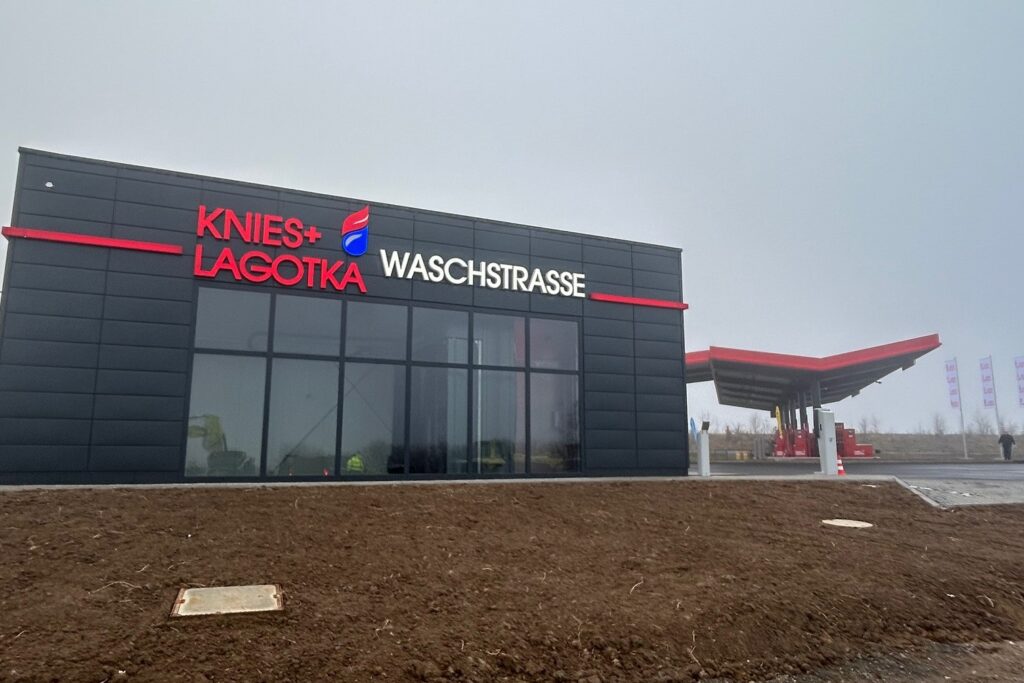 Die Waschstraße der neuen Tankstelle von Knies+Lagotka im InterKom in Heskem / Ebsdorfergrund
