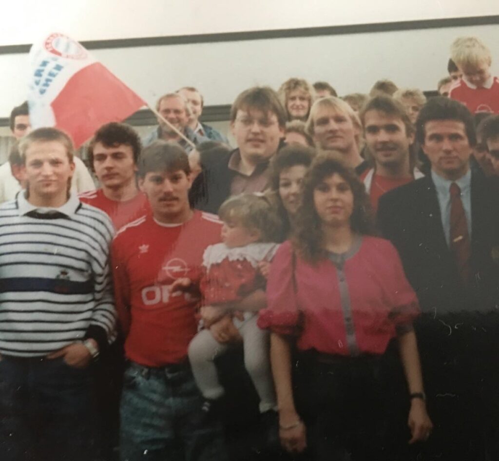 Schon als kleiner Wonneproppen beim Fußball dabei - hier beim Besuch von Jupp Heynckes in Ebsdorf