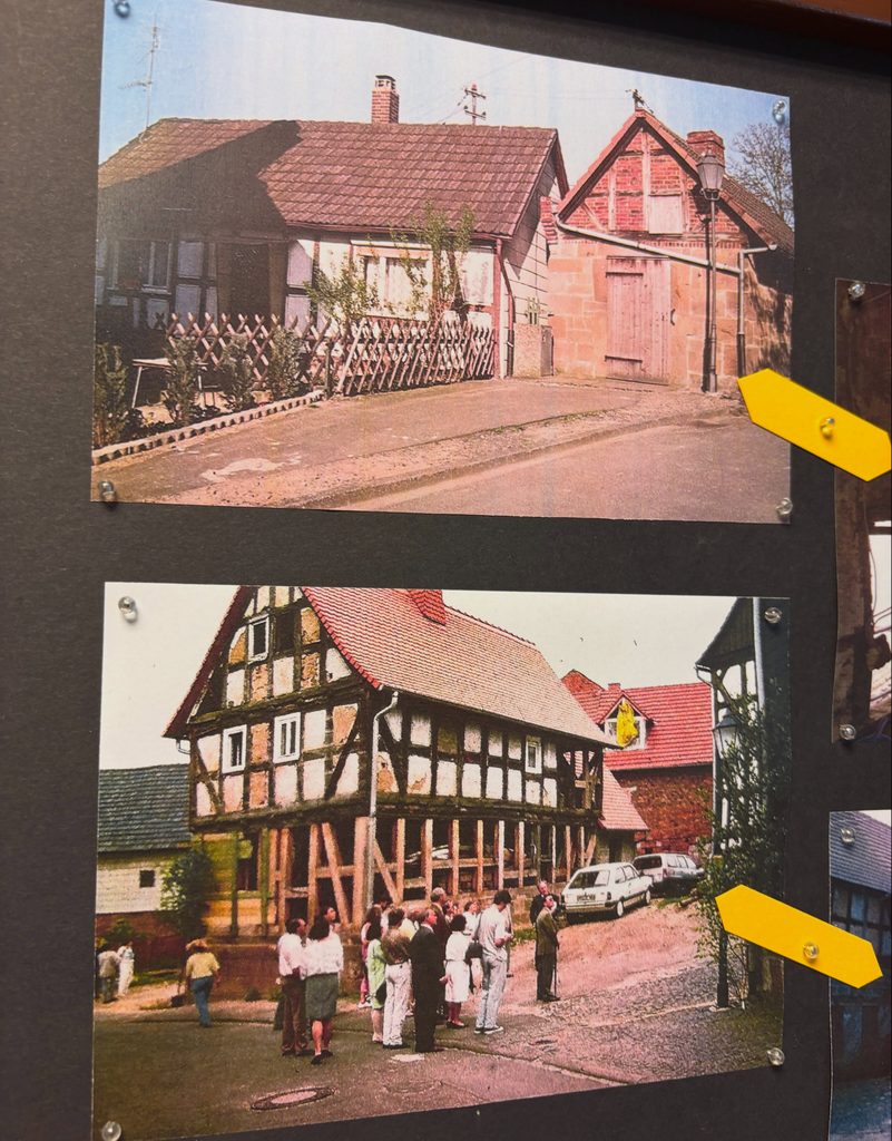 Historische Fotos von verschiedenen Gebäuden in Ebsdorf, zu sehen im Dorfmuseum des Heimat- und Verschönerungsvereins Ebsdorf, HVV